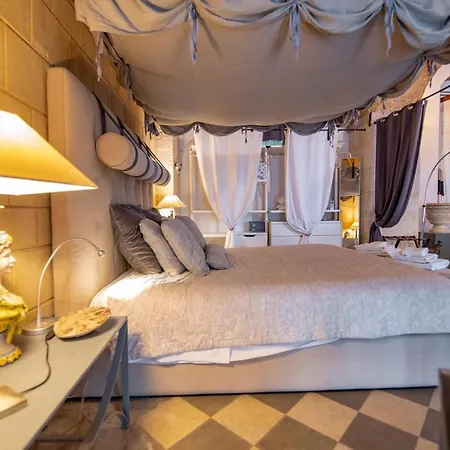 Maniace Apartment
