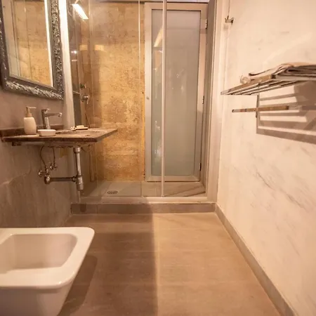 Maniace Apartment *