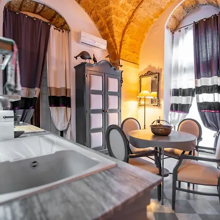 Maniace Apartment *