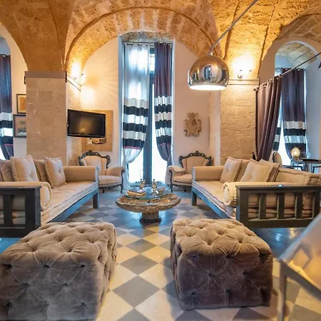 Maniace Apartment