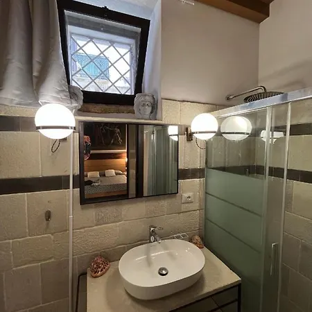 Apartment Maniace