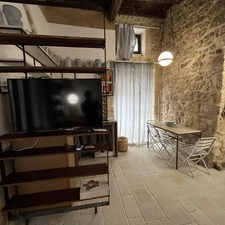 Apartament Maniace *
