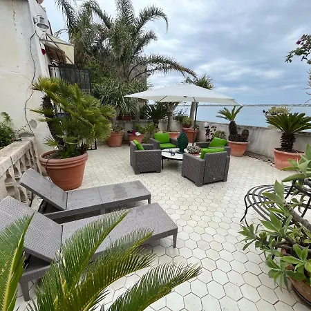 Maniace Apartment *