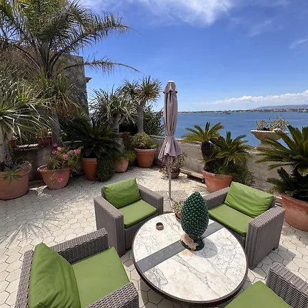 דירה Maniace Terrace Sea View