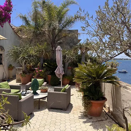 דירה Maniace Terrace Sea View